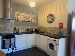 Apartment, 2 Bedrooms, Accessible | Private kitchen - Sherwood- Nottingham Castle- Contractors- Free Parking- Long and Short Stays (Nottingham)