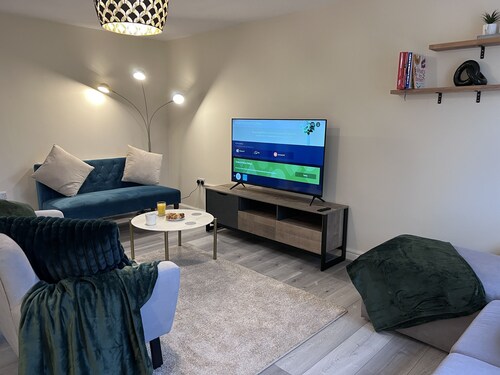 3-Bed fully furnished house in Walsall, near M6 J11/10, Wolverhampton, Cannock.