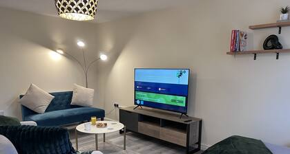 3-Bed fully furnished house in Walsall, near M6 J11/10, Wolverhampton, Cannock.