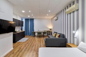 Standard Studio | Down comforters, desk, laptop workspace, free WiFi - Apartamentos Margarita by gaiarooms (Salamanca)