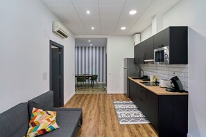 Deluxe-Apartment | Wohnbereich | 32-Zoll-Smart-TV mit Digitalempfang