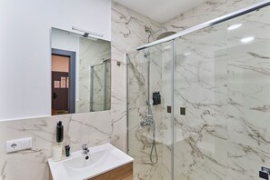 Departamento Deluxe | Baño | Regadera, secadora de cabello, toallas, jabón 