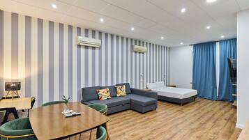 Standard Studio | 1 bedroom, down comforters, desk, laptop workspace