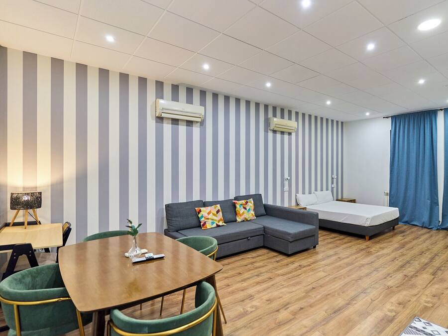 Standard Studio | Down duvets, desk, laptop workspace, free WiFi