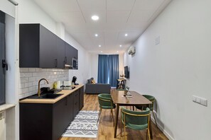 Superior Studio | Living area | 32-inch Smart TV with digital channels - Apartamentos Margarita by gaiarooms (Salamanca)