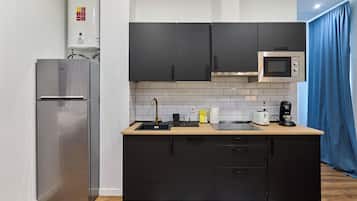 Refrigerador con freezer, microondas, placa de cocina