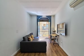 Superior Studio | Living area | 32-inch Smart TV with digital channels - Apartamentos Margarita by gaiarooms (Salamanca)