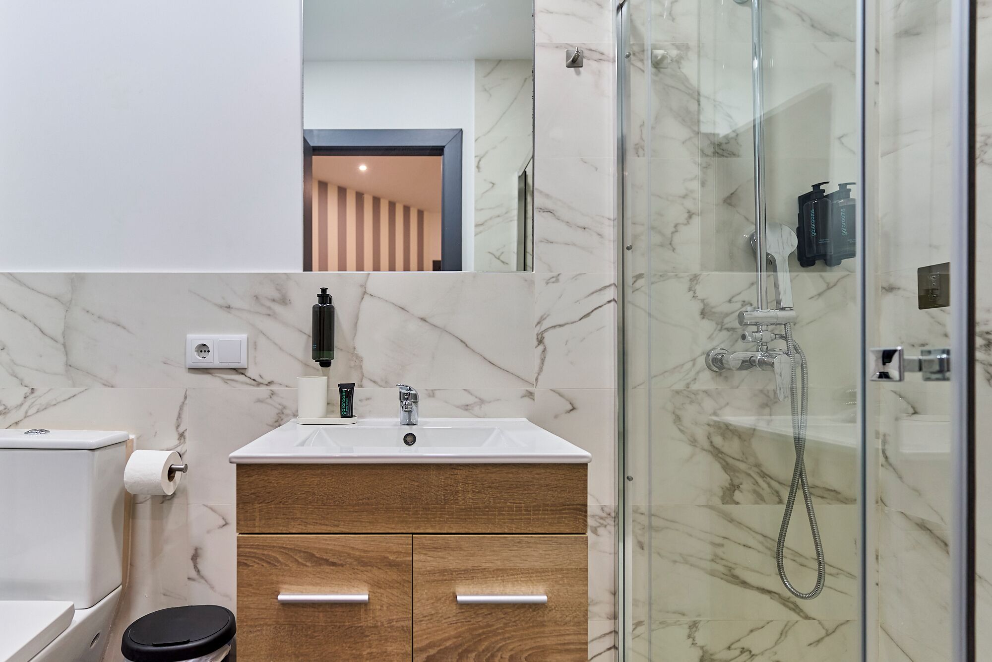 Deluxe Apartment | Bathroom | Shower, hair dryer, towels, soap