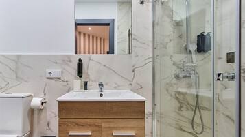 Deluxe Apartment | Bathroom | Shower, hair dryer, towels, soap