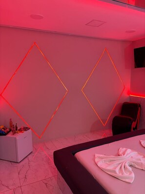 Executive Suite, 1 Bedroom | 1 bedroom, minibar, free WiFi