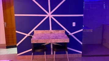 Quarto luxo | 1 quarto, frigobar, Wi-Fi de cortesia