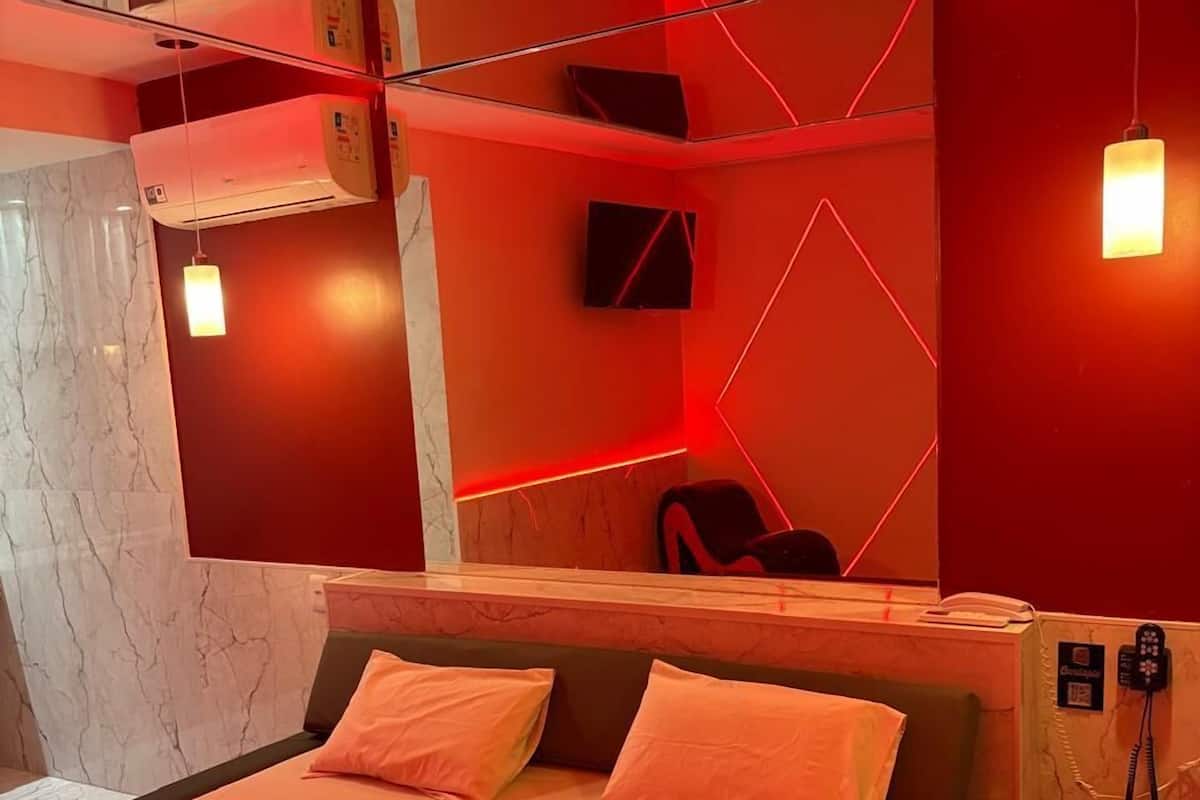 Executive Suite, 1 Bedroom | 1 bedroom, minibar, free WiFi