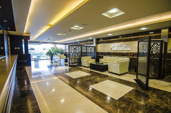 Lobby sitting area - Marina Marvel Room Elite Residences (Dubai)