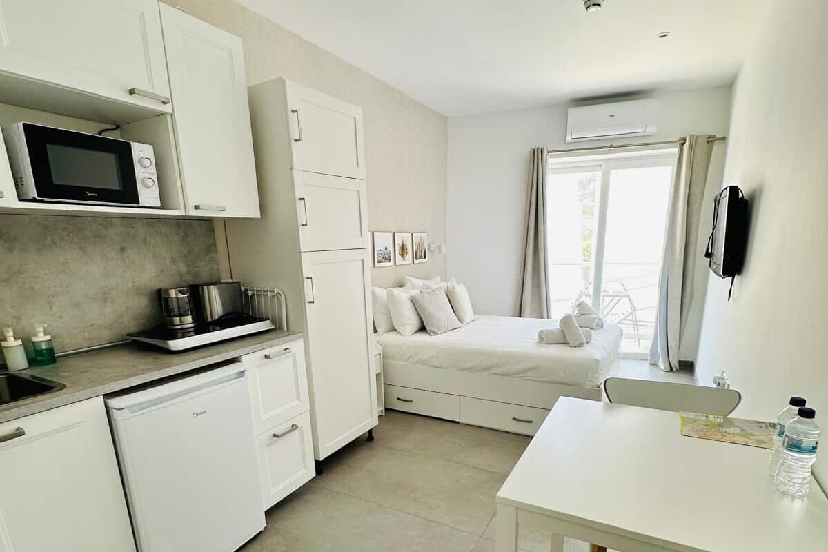 Habitación doble Deluxe | 1 habitación, decoración personalizada, muebles diferentes y escritorio