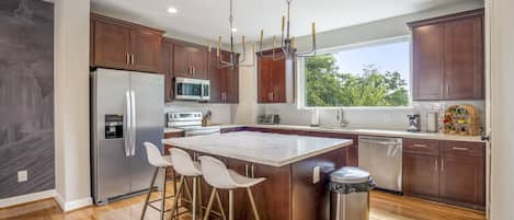 Casa | Cocina privada | Refrigerador con congelador, microondas, horno y parrilla de estufa