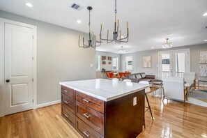 House | Private kitchen | Full-sized fridge, microwave, oven, stovetop - Spacious 3 Bed House near MD Anderson (Houston)