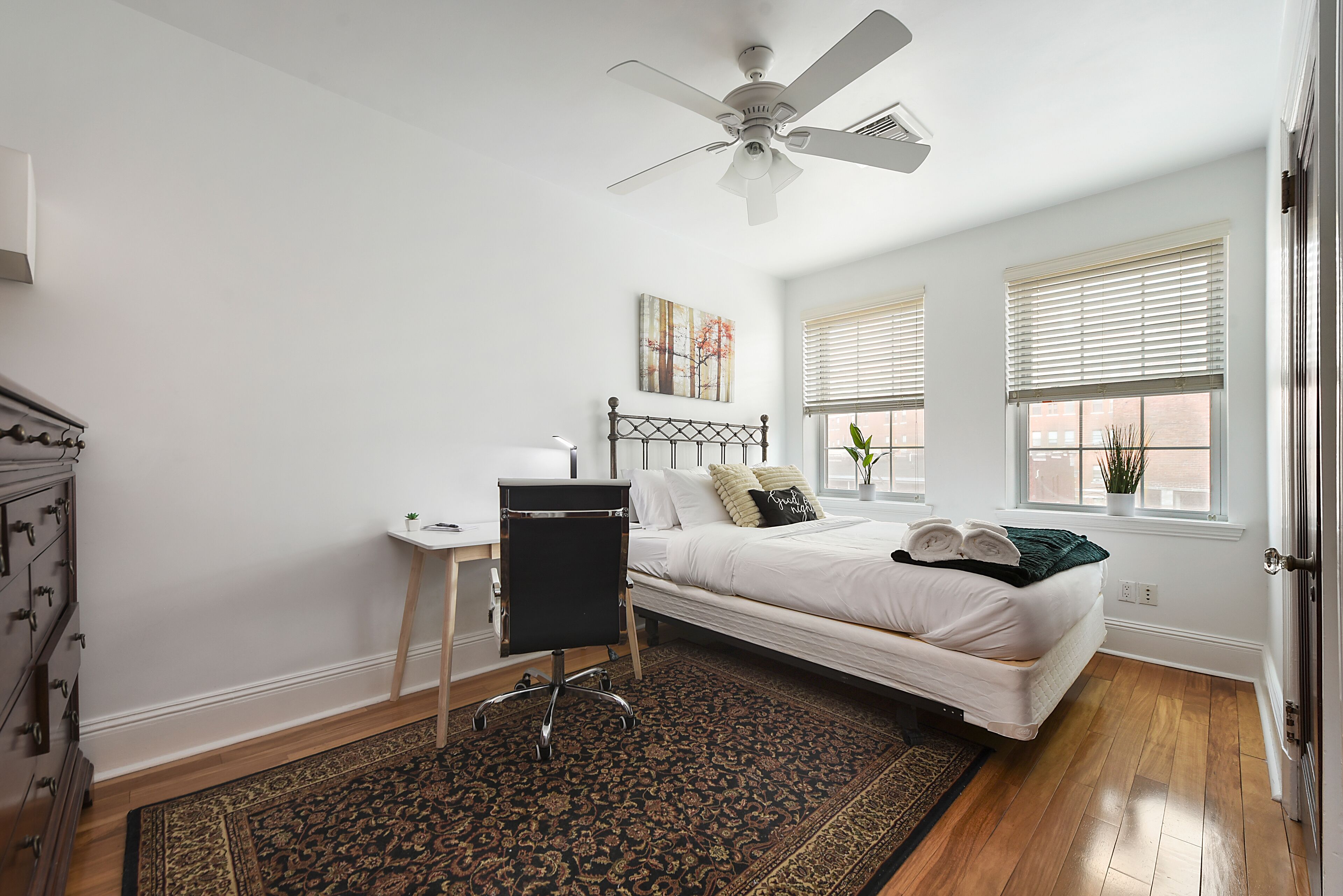 Queen Bed-West Penn-Elevator-Parking-Wifi-Central Location