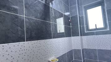 Studio Classique, 1 chambre, coin cuisine, vue ville | Salle de bain