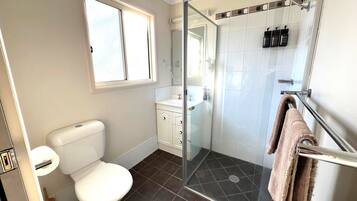 Standard Patio Studio | Bathroom | Shower, free toiletries, hair dryer, towels