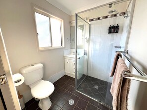 Standard Patio Studio | 浴室 | 淋浴設備、免費梳洗用品、風筒、提供毛巾