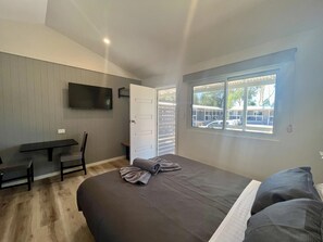 Superior Patio Studio | Spiseområde på rommet