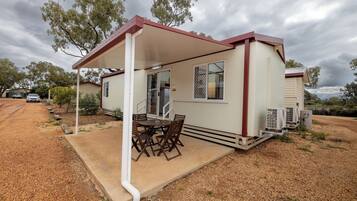 Standard Patio 1 Bedroom Cabin | Terras