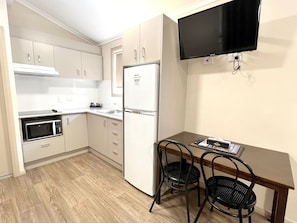 Superior Patio Studio | Restauration dans la chambre