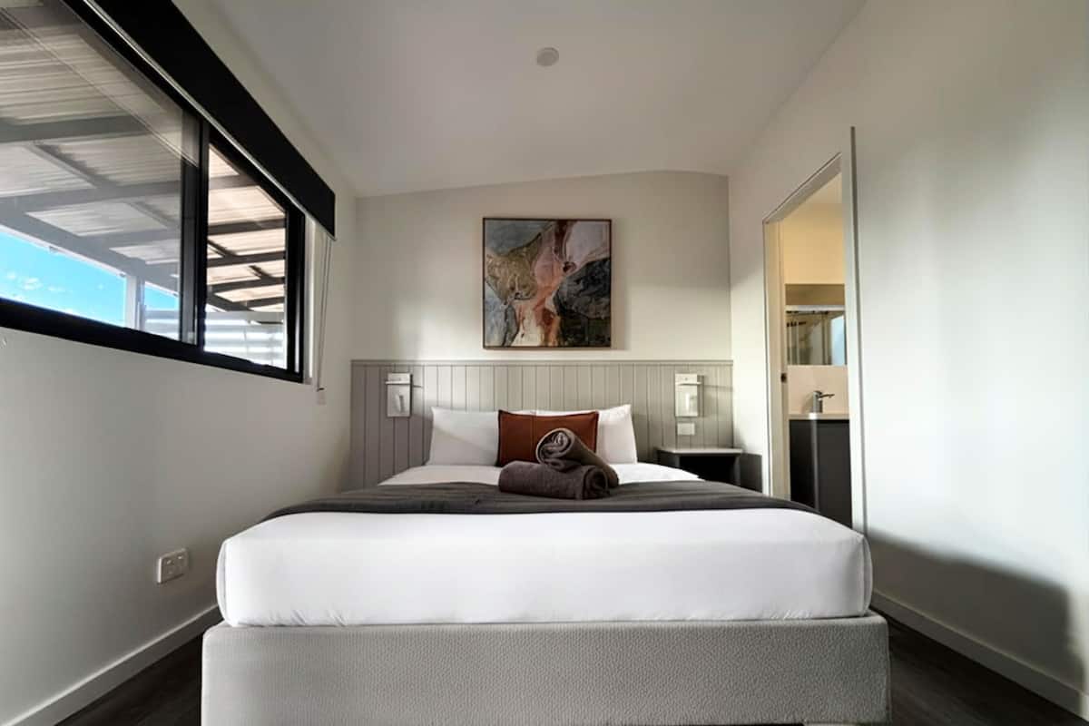Deluxe 1 Bedroom Studio | Free WiFi, bed sheets