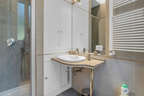 Regadera, secadora de cabello, bidet, toallas 