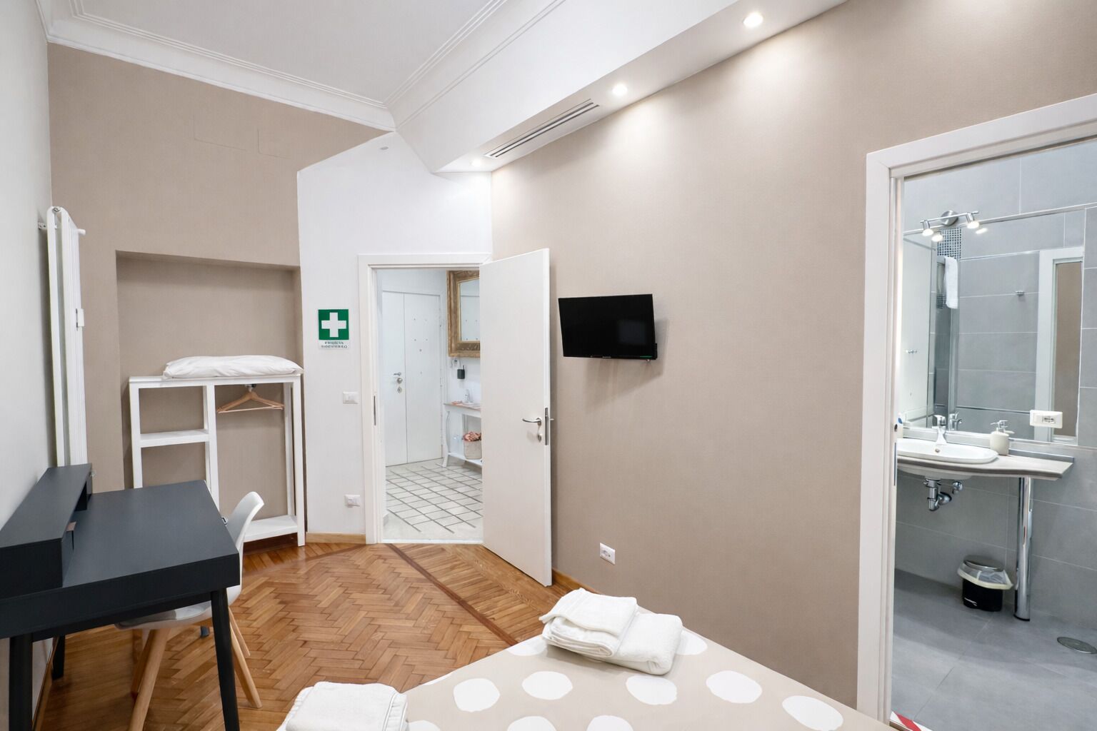 1 habitación, caja de seguridad en la habitación y escritorio 