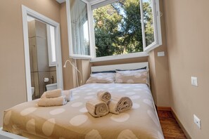 1 غرفة نوم وخزنة داخل الغرفة ومكتب ومكواة/لوح كي