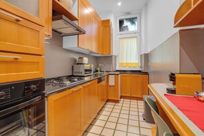 ثلاجة، ميكروويف، فرن، موقد طهي مسطح