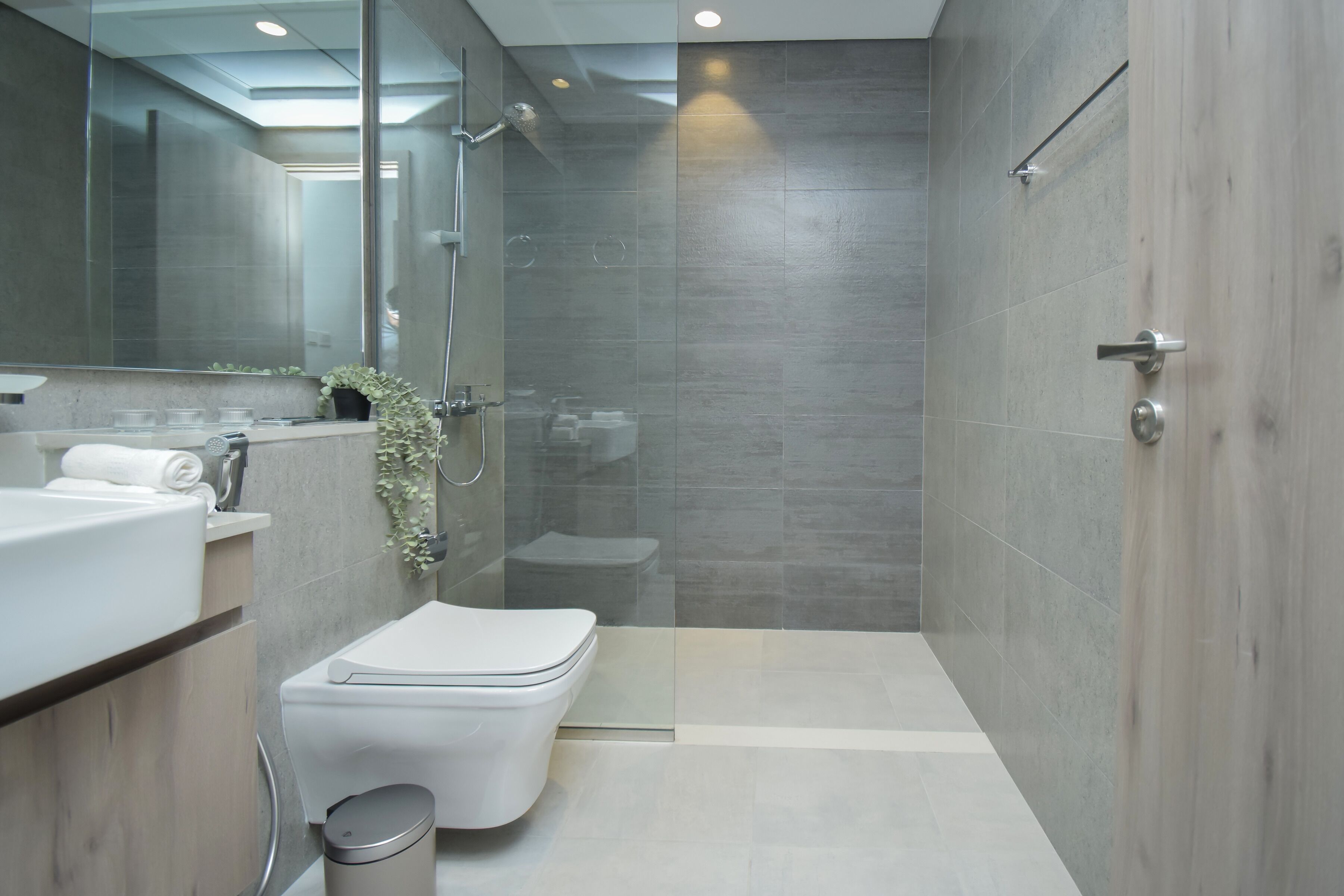 Ein modernes Badezimmer mit einer Duschkabine, einer Toilette und einem Waschbecken.