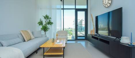 Appartement Premium, non-fumeurs, vue ville | Salle de séjour | TV connectée de 65 pouces avec chaînes numériques