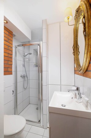 Dusche, Haartrockner, Shampoo