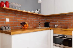 Réfrigérateur, four, plaque de cuisson, cafetière/bouilloire