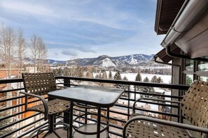 Outdoor dining - Mountain Views!2BD Penthouse w/ Pool, Hot Tub, A/C (Avon)