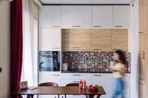 Kühlschrank, Herdplatte, Geschirrspüler, Hochstuhl