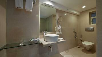Executive Room | Bathroom | Shower, rainfall showerhead, hair dryer, towels