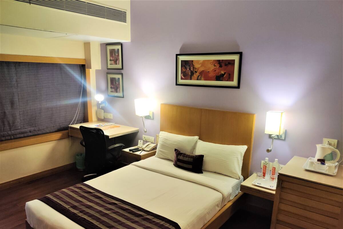 Standard Room | 1 bedroom, minibar, in-room safe, desk