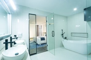 Quarto empresarial, 1 quarto | Banheiro | Produtos de toalete grátis 