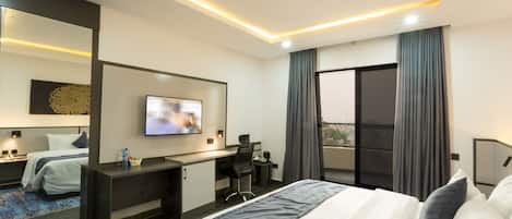 Una habitación de hotel moderna con cama, escritorio y televisión.