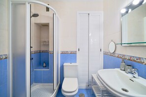 Deluxe Apartment | Bathroom | Shower, hair dryer, towels, soap - Marbella Old town apartment (Marbella)