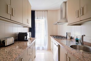 Apartamento Deluxe | Cocina privada | Lavavajillas, máquina de café espresso y cafetera o tetera