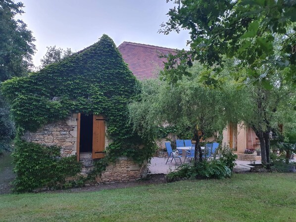 Outdoor dining - Maison de Vacances au Calme , à 5 Minutes de la Capitale de la Préhistoire ! (Tursac)