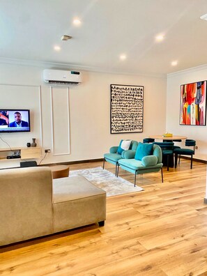 Habitación superior | Área de sala de estar | Televisión de pantalla plana 