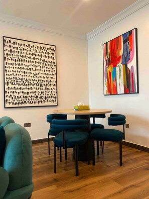 Habitación Deluxe | Área de sala de estar | Televisión de pantalla plana 