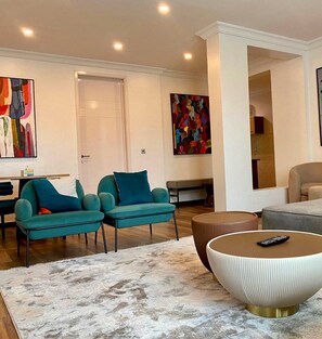 Habitación superior | Zona de estar | Una televisión de pantalla plana