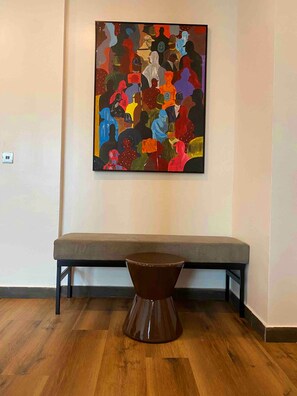 Una televisión de pantalla plana