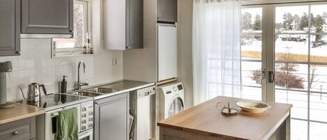 Fridge, oven, stovetop, dishwasher
